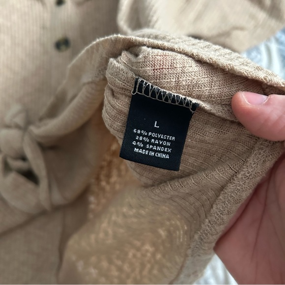 New directions tie front top beige tan large top shirt - Picture 4 of 4